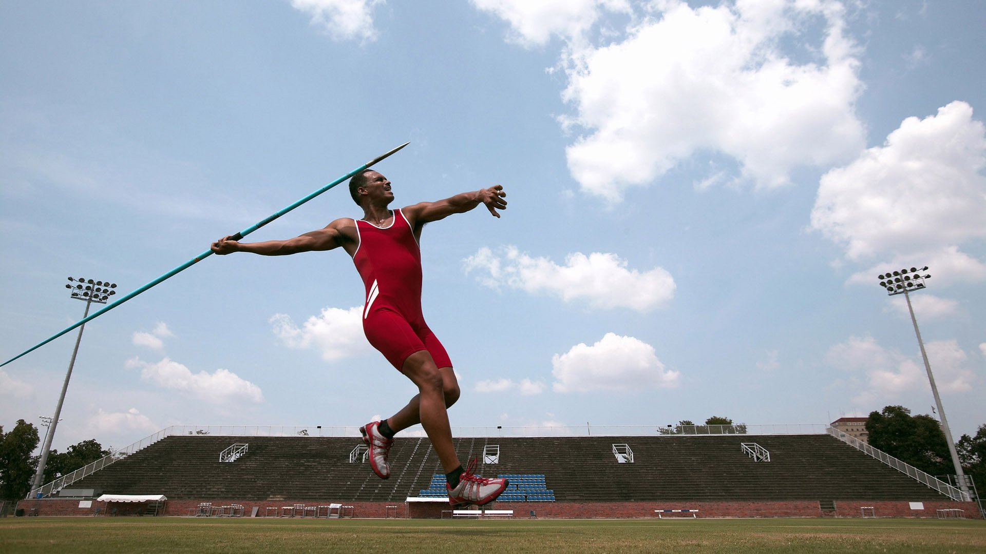 城市桥梁自行车绕圈赛 上桥与下桥坡度成战术焦点