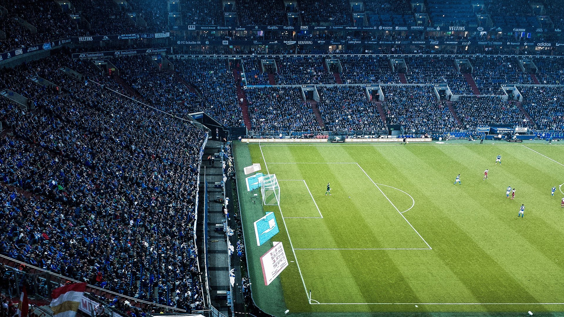 河畔七人制足球公开赛 水边球场成为市民打卡新热点