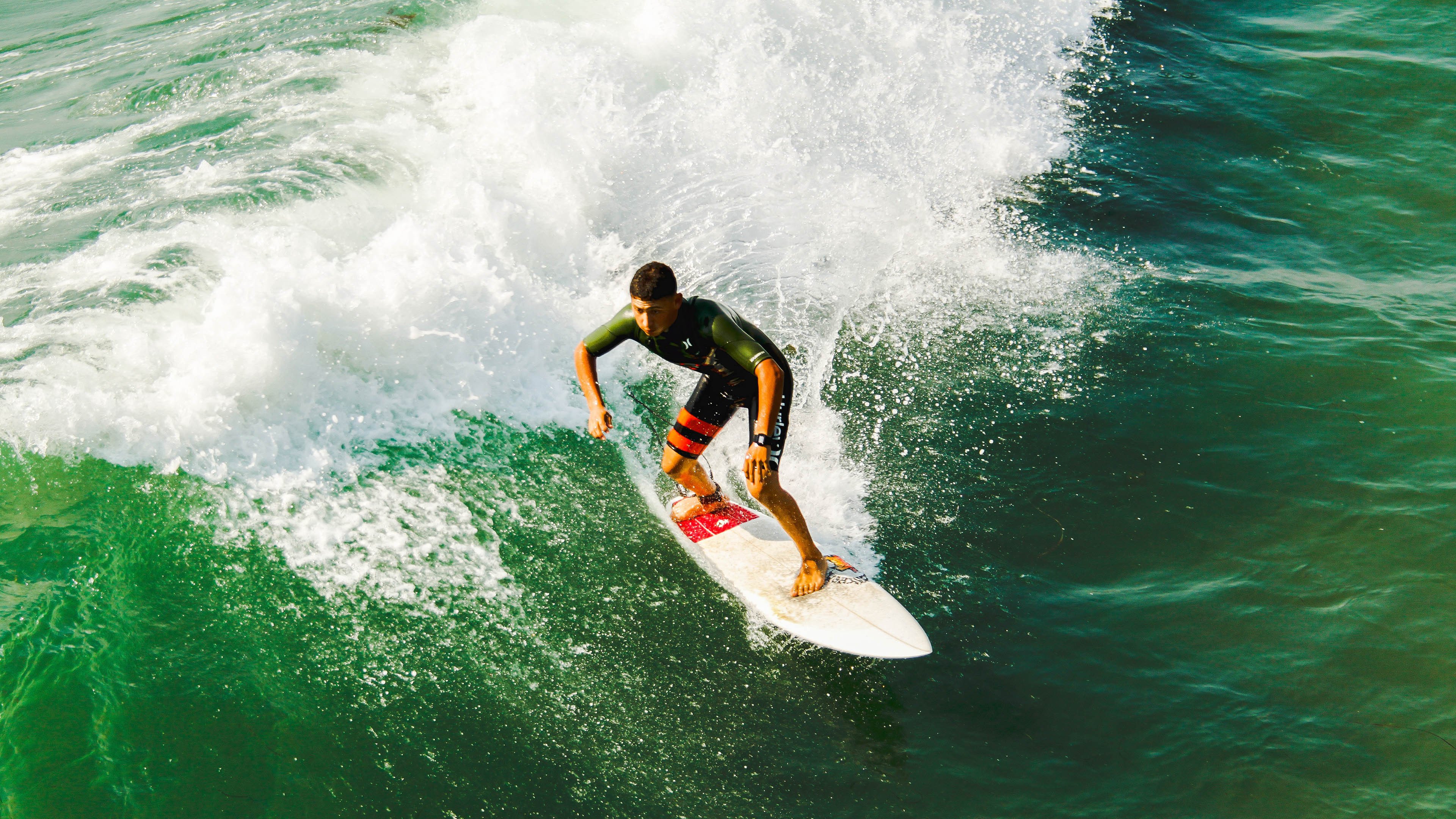 河畔七人制足球公开赛 水边球场成为市民打卡新热点